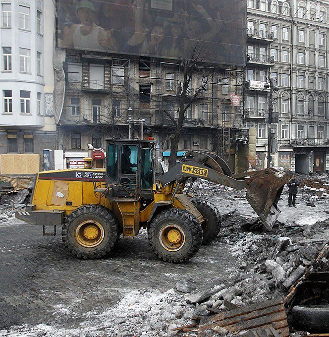 Улицу Грушевского уже расчистили в Киеве