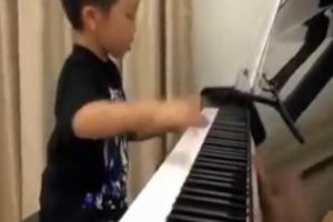 Маленький мальчик очень красиво играет