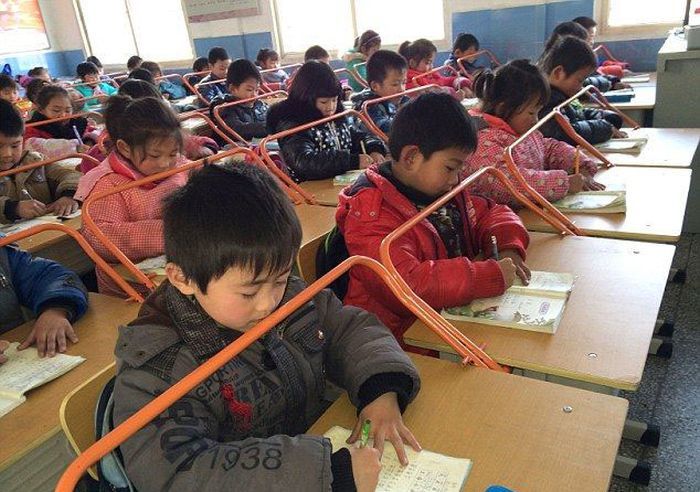 Как в китайских школах учат осанку держать