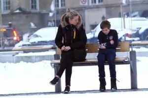 Реакция людей на мальчика без куртки