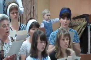Маленькая девочка дирижирует хором