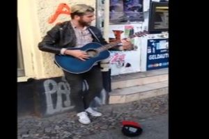 Прохожий удивил уличного музыканта
