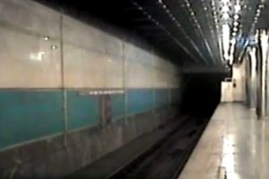 Чем занимаются подростки в метро