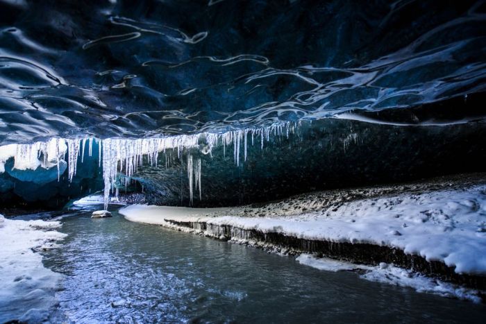 Удивительная прогулка по пещерам Исландии