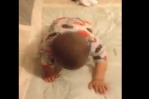 У малыша утро начинается с танца