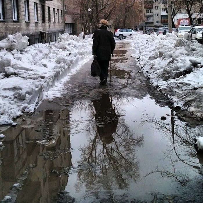 Село занесенное снегом оттаивает по немногу. Слякоть в городе. Тает снег в России. Такт сне в городе.