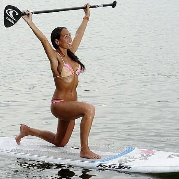 Новая забава: Йога на доске для сёрфинга