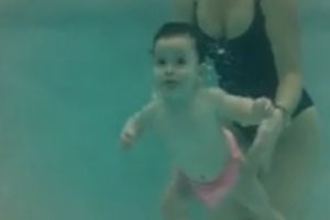 Детки учатся плавать под водой