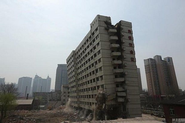 В Китае половину здания сносят