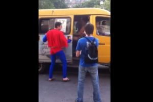 Супермен пытается спасти людей
