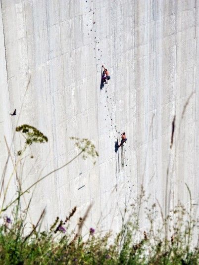 Бесстрашные взбираются на стену дамбы в Швейцарии