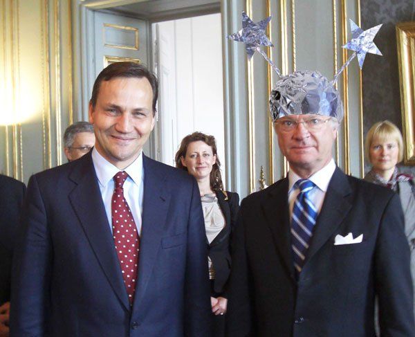 Король Швеции в абсурдных шляпах