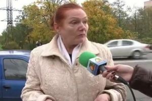 Она все время нюхает