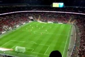Болельщик попал бумажным самолетиком в футболиста