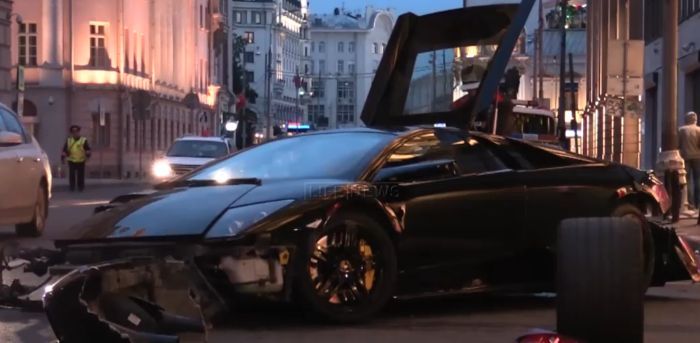 Lamborghini въехал в витрину универмага в центре Москвы