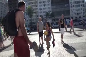 Что умеет бразильская девушка делать с мячом