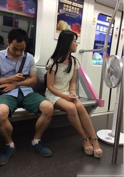Небычный способ борьбы с жарой в метро
