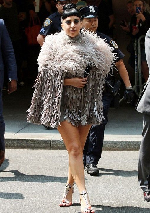 Леди Гага в необычном платье с перьями