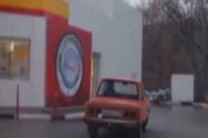 Заснято НЛО на заправке