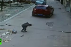 Водитель внедорожника наехал на ребенка и не заметил