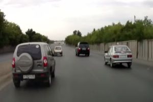 Злой водила Ока решил протаранить джипа