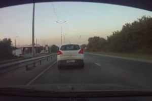 Плохой учитель на белом Пежо
