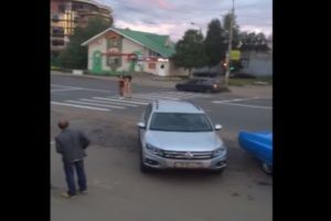 Не смог увести глаз от девушек