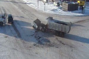 Грузовик снес кабину другому грузовику