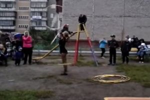 Девушка развлекла весь двор
