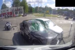 Мотоциклист одним махом сбил Ауди и Мерседеса