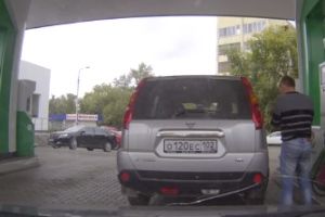 Женщина на заправке попутала свою машину