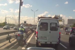 Зря он дверь открыл