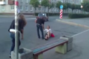 Девушка неудачно прокатилась на багажнике