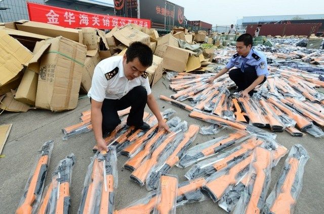 В Китае уничтожают изъятое игрушечное оружие