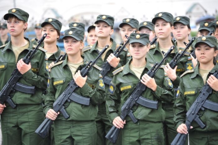 Девушки Военно-космической академии в Ярославле