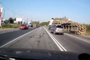 ДТП при перевозке длинных бревен