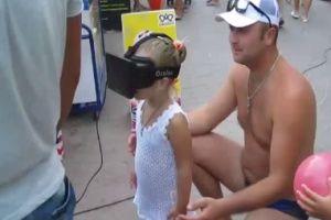 Девочка впервые одевает очки с виртуальной реальностью