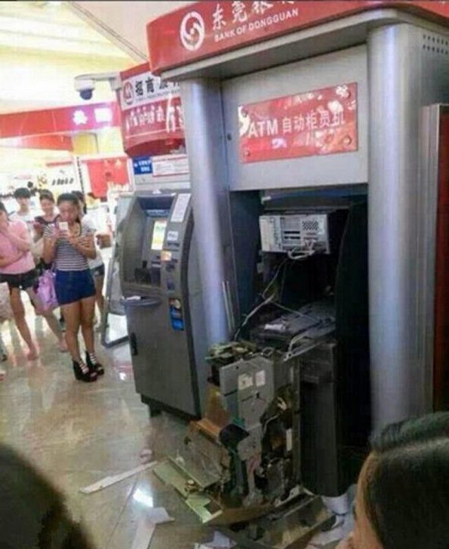 Китаянка разломала банкомат