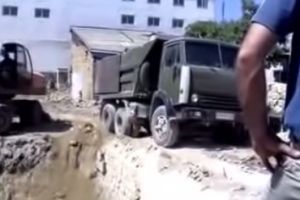 Как упал груженный Камаз