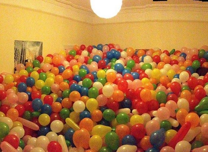 Шары много денег. Воздушные шары в комнате. Комната в шарах. Комната наполненная шариками. Комната в куче шариков.