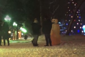 Злой снеговик пугает людей