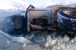 Как машина ушла под лед