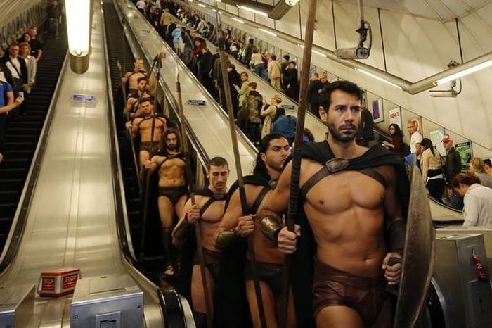 Атлетические парни в лондонском метро (10 фото)