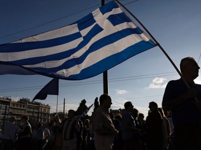Продавец обуви решил спасти Грецию от дефолта