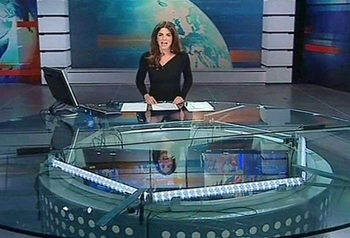 Ведущая новостей продемонстрировала свое нижнее белье в прямом эфире