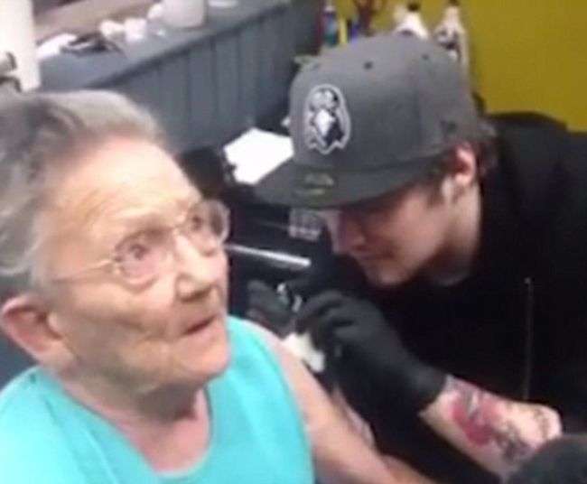 Ирландская пенсионерка покинула дом престарелых, чтобы сделать себе тату