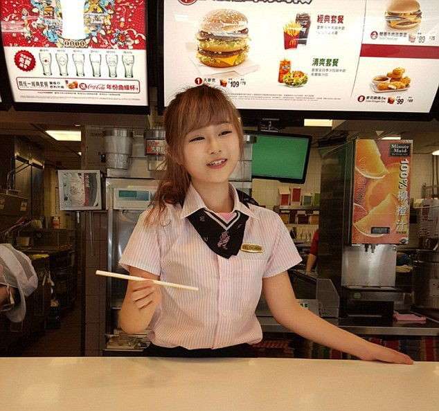 Сотрудница "Макдоналдса" с кукольной внешностью
