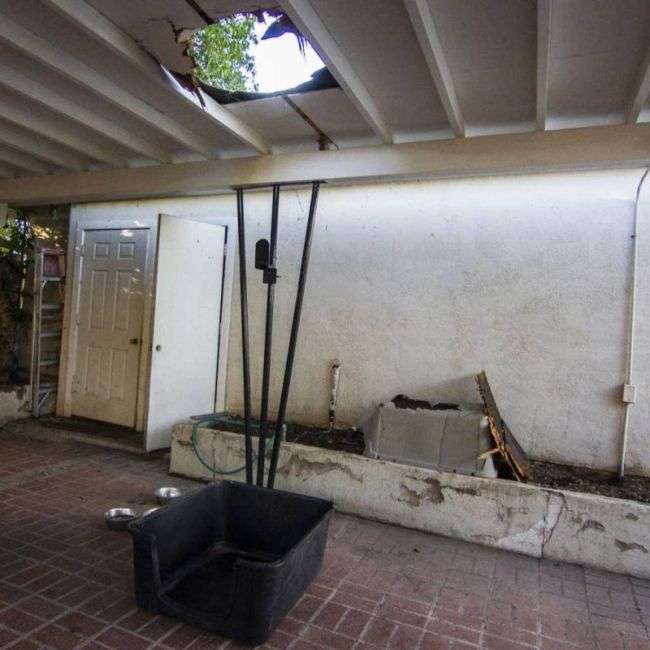 11-килограммовый пакет с марихуаной пробил крышу дома