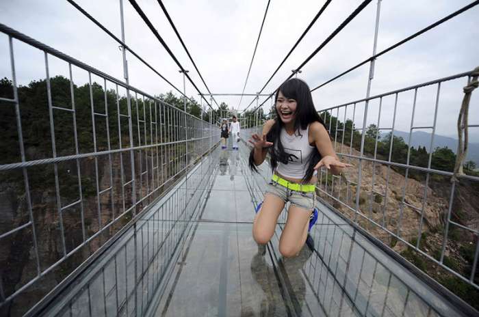 Самый длинный мост в мире из стекла