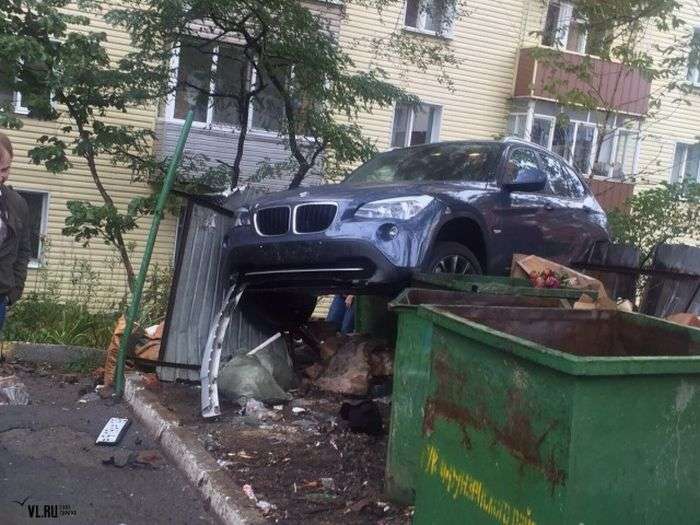 Девушка на BMW «запрыгнула» на мусорные баки